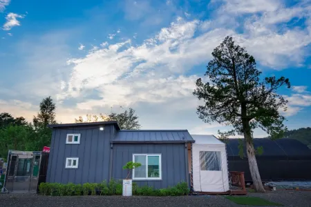 Yeongcheon Kids Farm Glamping Отели рядом с достопримечательностью «Solonggo Glamping»