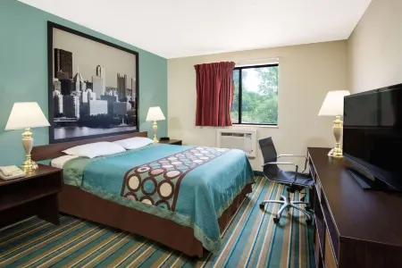 Super 8 by Wyndham Pittsburgh PA Airport/University Area Отели рядом с достопримечательностью «Парк Саси Леттери Риверфронт»