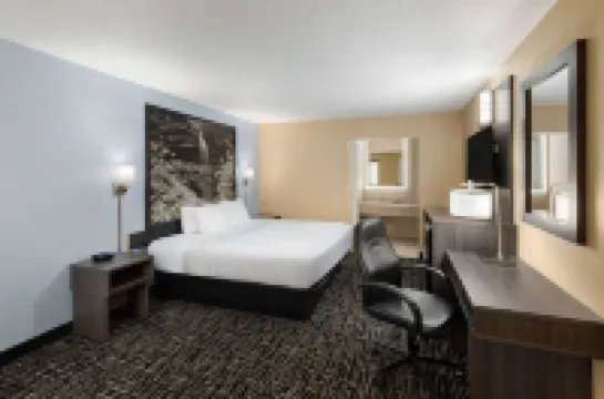 Super 8 by Wyndham Paducah I-24 Exit 4