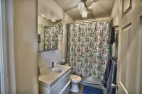 Downtown Sherby - Central, Parking, King Bed, Sleeps 3 Hotel a Sherbrooke