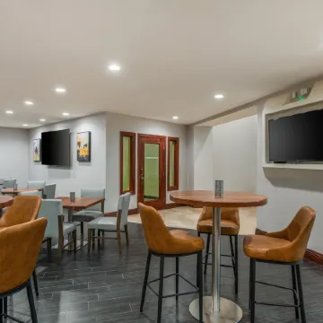 Crowne Plaza SAN DIEGO - MISSION VALLEY by IHG Отели рядом с достопримечательностью «Пляж Мишен-Бич»
