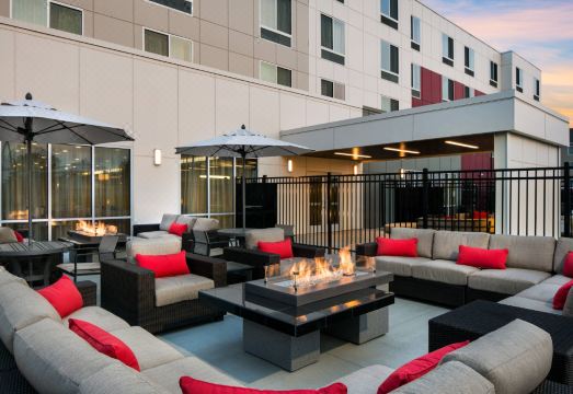 1. 코트야드 바이 ..