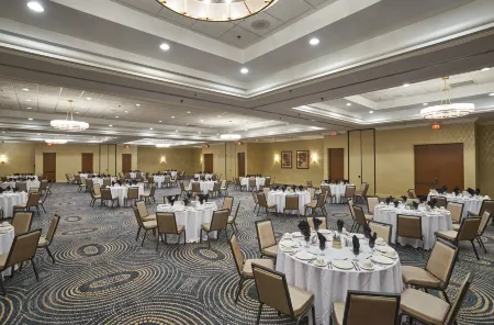 Hilton Knoxville Отели рядом с достопримечательностью «Regal Riviera»