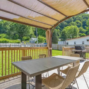 Cozy cottage on Creeper Trail -Fenced in backyard for dogs. Near Restaurants
