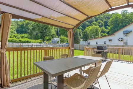 Cozy cottage on Creeper Trail -Fenced in backyard for dogs. Near Restaurants