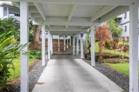 Studio in Hilo Center with Pool and Lake Views