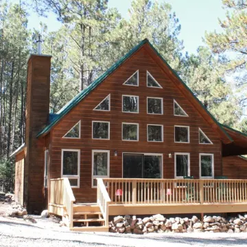 Large deck overlooking hiking trail/fiber-optic wifi/ short walk to village.