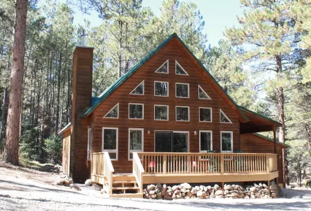Large deck overlooking hiking trail/fiber-optic wifi/ short walk to village.