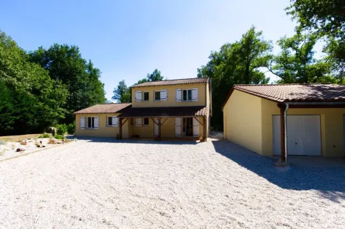 5-bed house with pool in Dordogne, walk to beach and restaurants Hotels in Saint-Estephe