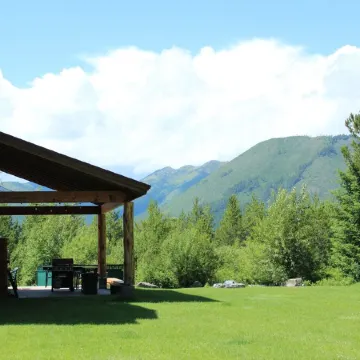 Rustic 1 bedroom, 1 bath, 2 minutes from the West Glacier Park