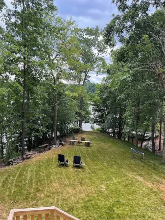 Nice little cabin at the lake. Full House. Hot tub, pet-Friendly!