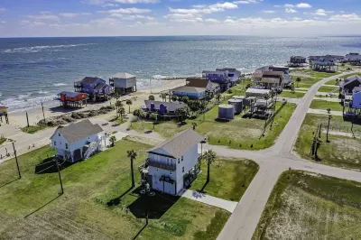 Sleeps 10- Beach House Steps to the Beach! 6 seat golf cart available! Hotels near BEES