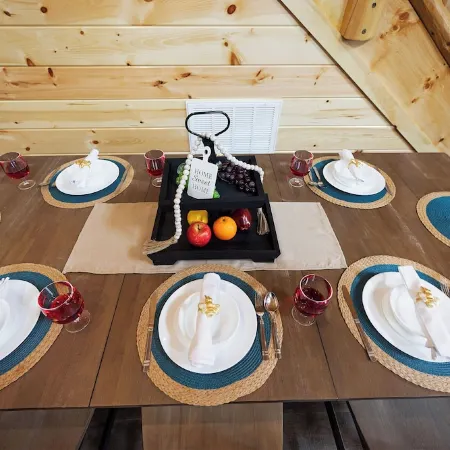 3 miles to Dollywood! Family size Cabin with Indoor Pool/Games, PS 5 & Hot tub