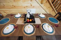 3 miles to Dollywood! Family size Cabin with Indoor Pool/Games, PS 5 & Hot tub