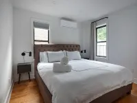 Renovated Luxury Three Bedroom Greenpoint Condo! 綠點住宿飯店