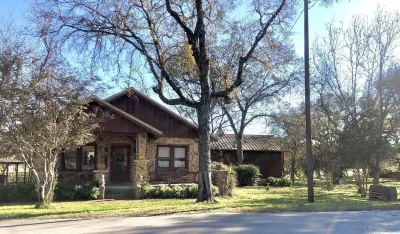 Family Friendly Spacious home on the Paluxy River Hotels near Somervell County Museum