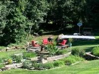 Farmhouse apartment on beautiful grounds. 2 mi. to Candlewood Lake 新費爾菲爾德酒店