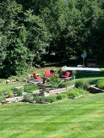 Farmhouse apartment on beautiful grounds. 2 mi. to Candlewood Lake Отели в г. Нью Фэрфилд