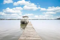 South Shore Sunrise: 100% Renovated Lake Home, Pontoon INCLUDED, near Notre Dame 온트와 타운쉽 호텔