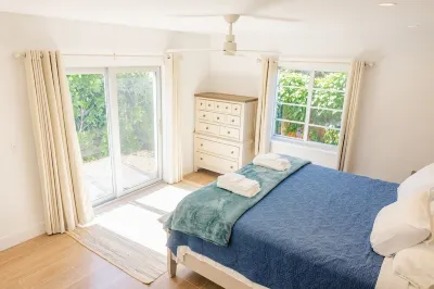 A 3-bedroom/2 bath, fully-renovated home with a resort-style pool and spa. Các khách sạn gần Lake Worth Playhouse