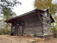 Cozy hand-built cabin in the heart of wine country, near mountains and Mayberry