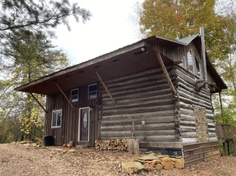 Cozy hand-built cabin in the heart of wine country, near mountains and Mayberry