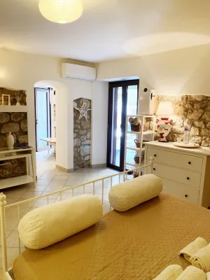 Circeii, apartment with bedroom, living room and exterior with bathtub