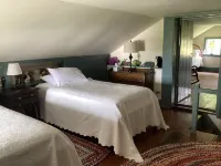 Greenwood Farm log cabin close to the Bourbon Trail and Keeneland Hotels in Woodford County