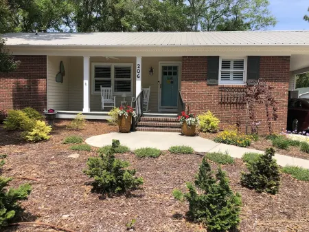 Spacious 3 bedroom House with screen porch .6 mile from downtown Southport, NC