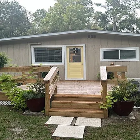 Charming modern cottage, in Crawfordville with extra parking for your boat.