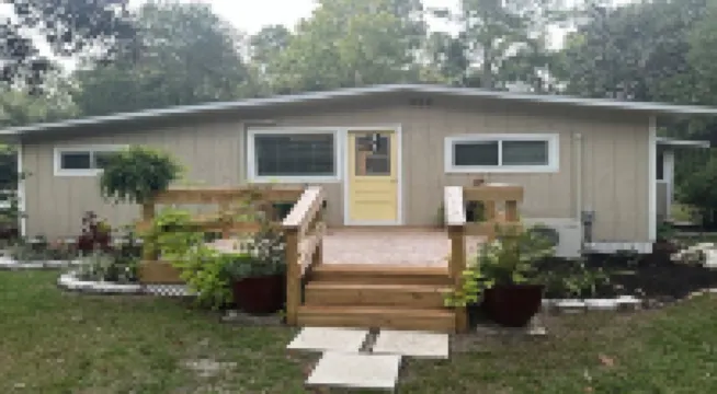 Charming modern cottage, in Crawfordville with extra parking for your boat.