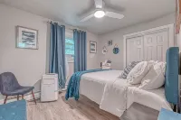 The Lux Big Blue House~Movie Room~Arcades~HotTub~6Br~FirePit~Family Friendly!