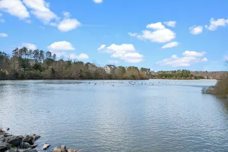 Beautifully Updated Penthouse Condo in West Cary Отели рядом с достопримечательностью «Lenovo Building 8»