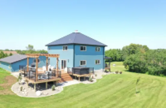 Just 5 minutes from Rib moutain, charming Farmhouse style home