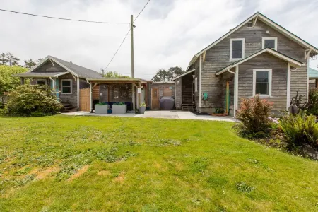 Easy Beach access, HOT TUB, kid & pet-friendly playroom. 3 Bedrooms, Sleeps 7-8