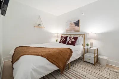 Urban Oasis DT Apartment Loft l Gym+Rooftop+Parking! Sleeps 4