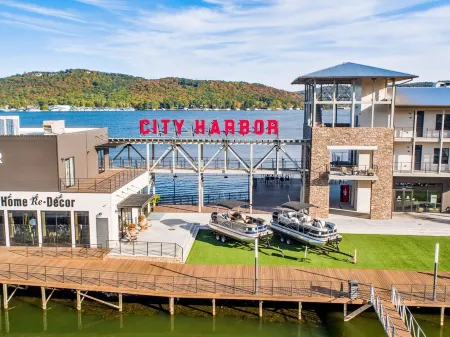 New Guntersville lake cottage - walking distance to lake and minutes to downtown