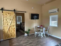 Tiny Flamingo's Nest - Cottage Near Pioneer Woman Mercantile - Pet friendly! Hotels in Osage County