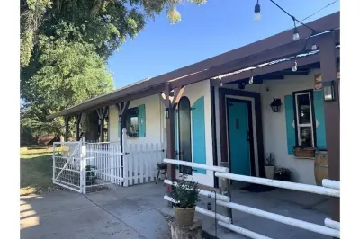 Cozy, 1 bedroom Cottage with Mountain views!