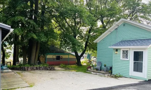 Adorable cottage with modern style , we welcome you to your temporary home!