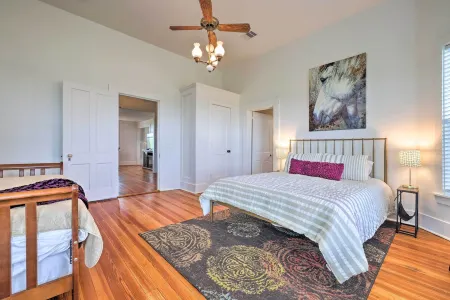 Farmhouse+5 acres.Close to town but still country! Отели рядом с достопримечательностью «Tower 3»