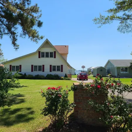 Beautiful Waterfront Vacation Rental on the Currituck Sound