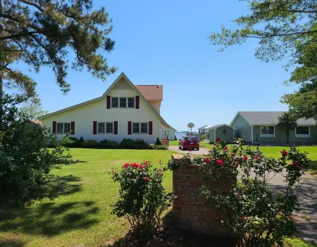 Beautiful Waterfront Vacation Rental on the Currituck Sound