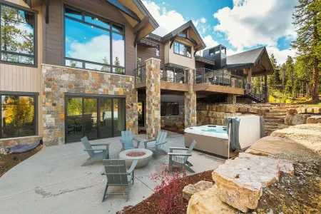 A Breck Escape: 5000sf Luxury Home w/ 3 Fireplaces, Outdoor Fire Pit & Hot Tub