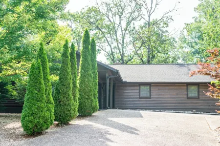 Newly Remodeled True Log Cabin | Fire Pit | Bike In-Bike Out
