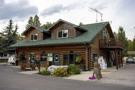 Cozy Studio Cabin with Kitchenette - Walk to Downtown Columbia Falls!