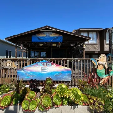 Beachfront House near SF w/ Parking (5)