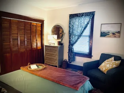 Helen's House-3 bed, 2 bath bungalow 3 blocks from Main Street!!! Hotels near The French Bee