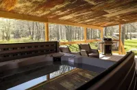 Cozy Cabin on the Creek with Hot Tub!