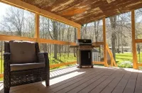 Cozy Cabin on the Creek with Hot Tub!